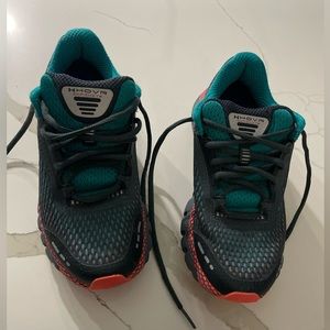 Under Armour hovr infinite, size 4 y